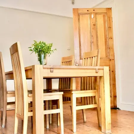 Newly Renovated 2 Bedroom Georgian House In Fairview *