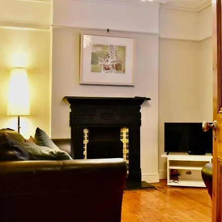 Newly Renovated 2 Bedroom Georgian House In Fairview