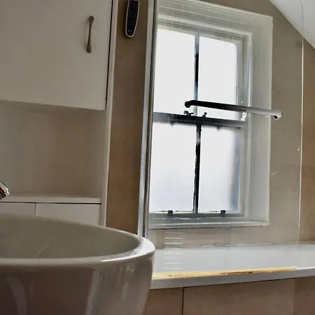 Newly Renovated 2 Bedroom Georgian House In Fairview *