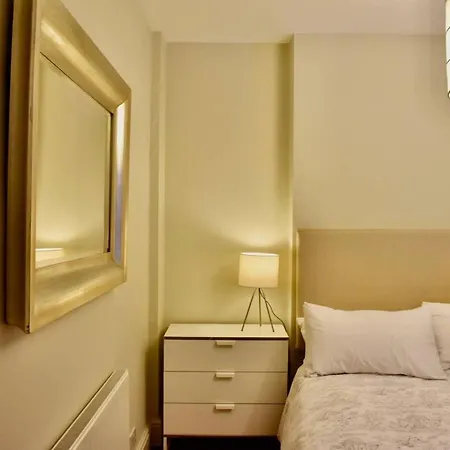 Newly Renovated 2 Bedroom Georgian House In Fairview *