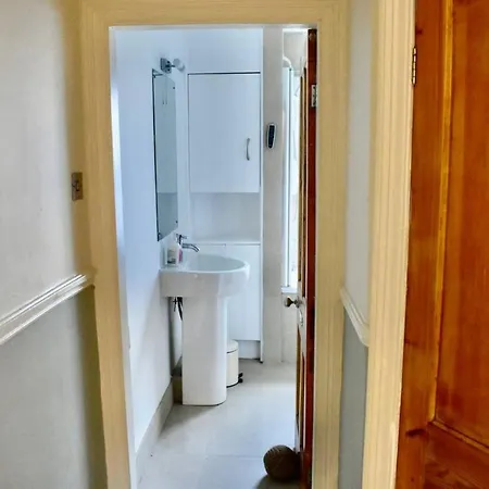 Newly Renovated 2 Bedroom Georgian House In Fairview